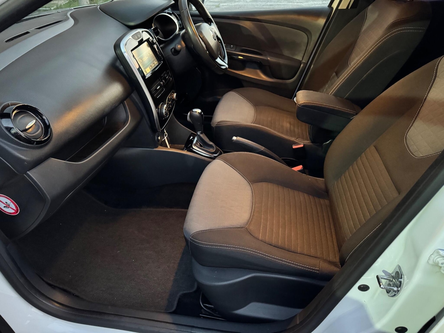 Used Renault Clio 2015 for sale - 76361128: Photo 39