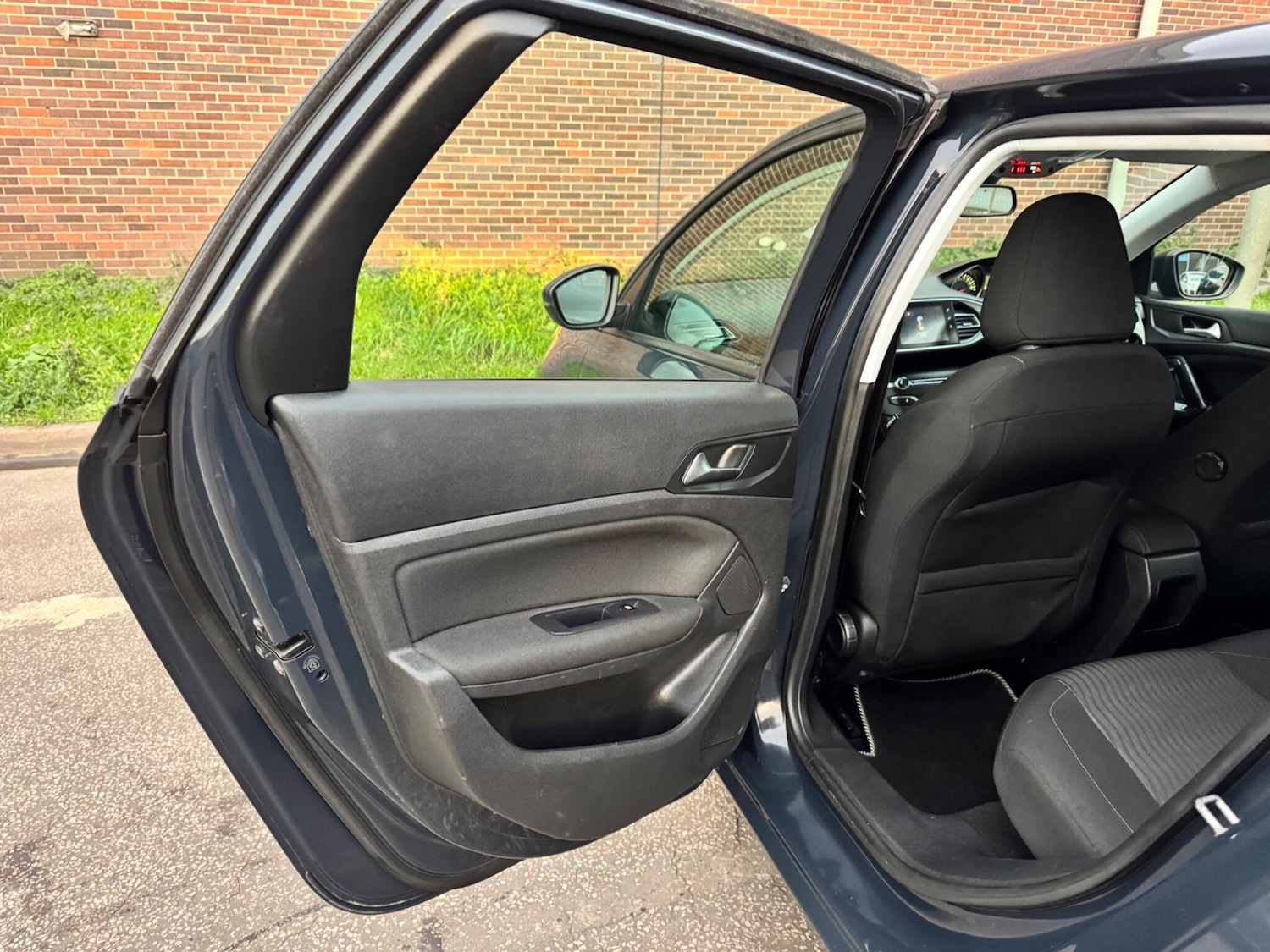 Used Peugeot 308 SW 2016 for sale - 76247483: Photo 28