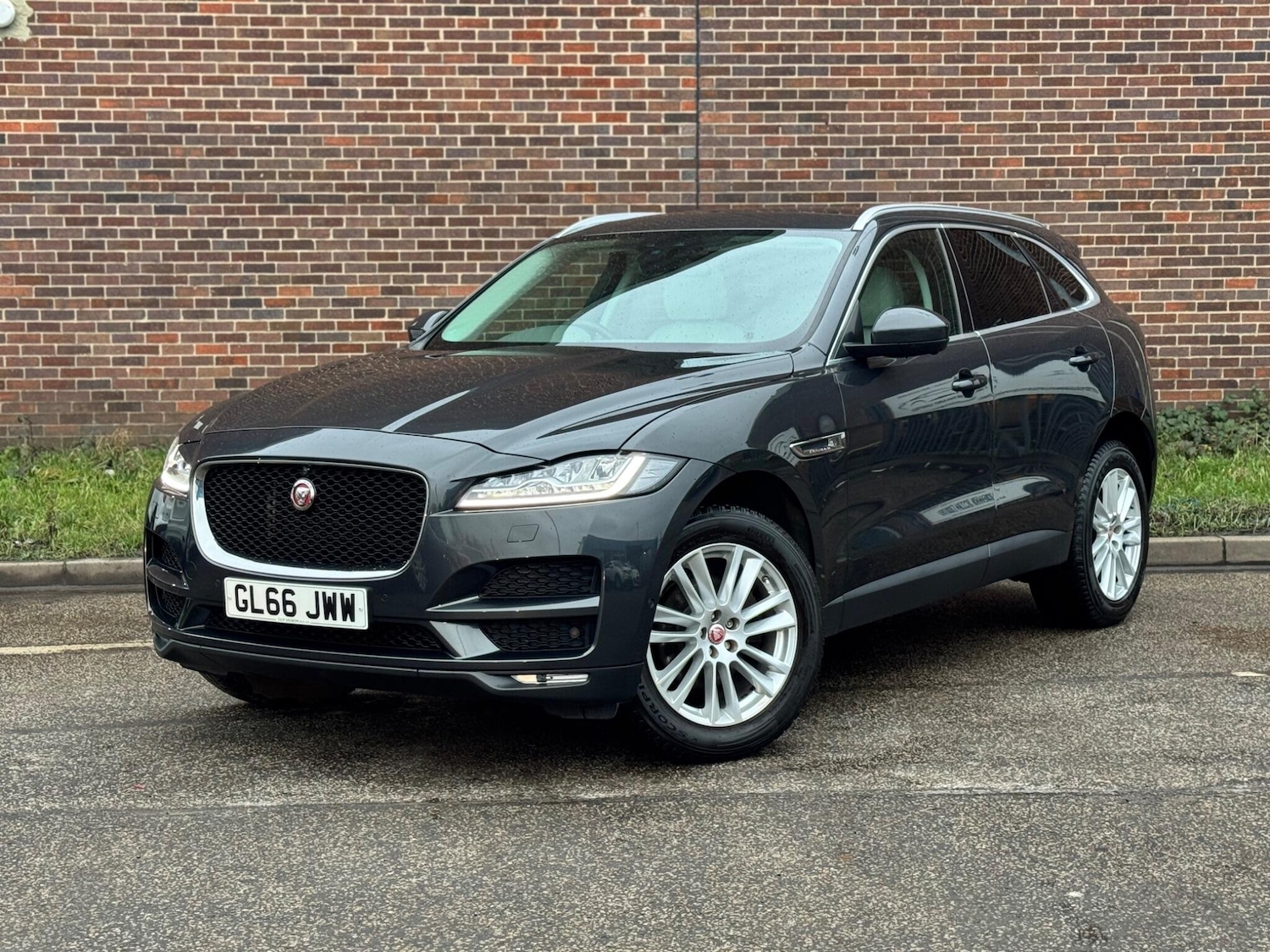 Used Jaguar F-Pace 2017 for sale - 77305285: Photo 2