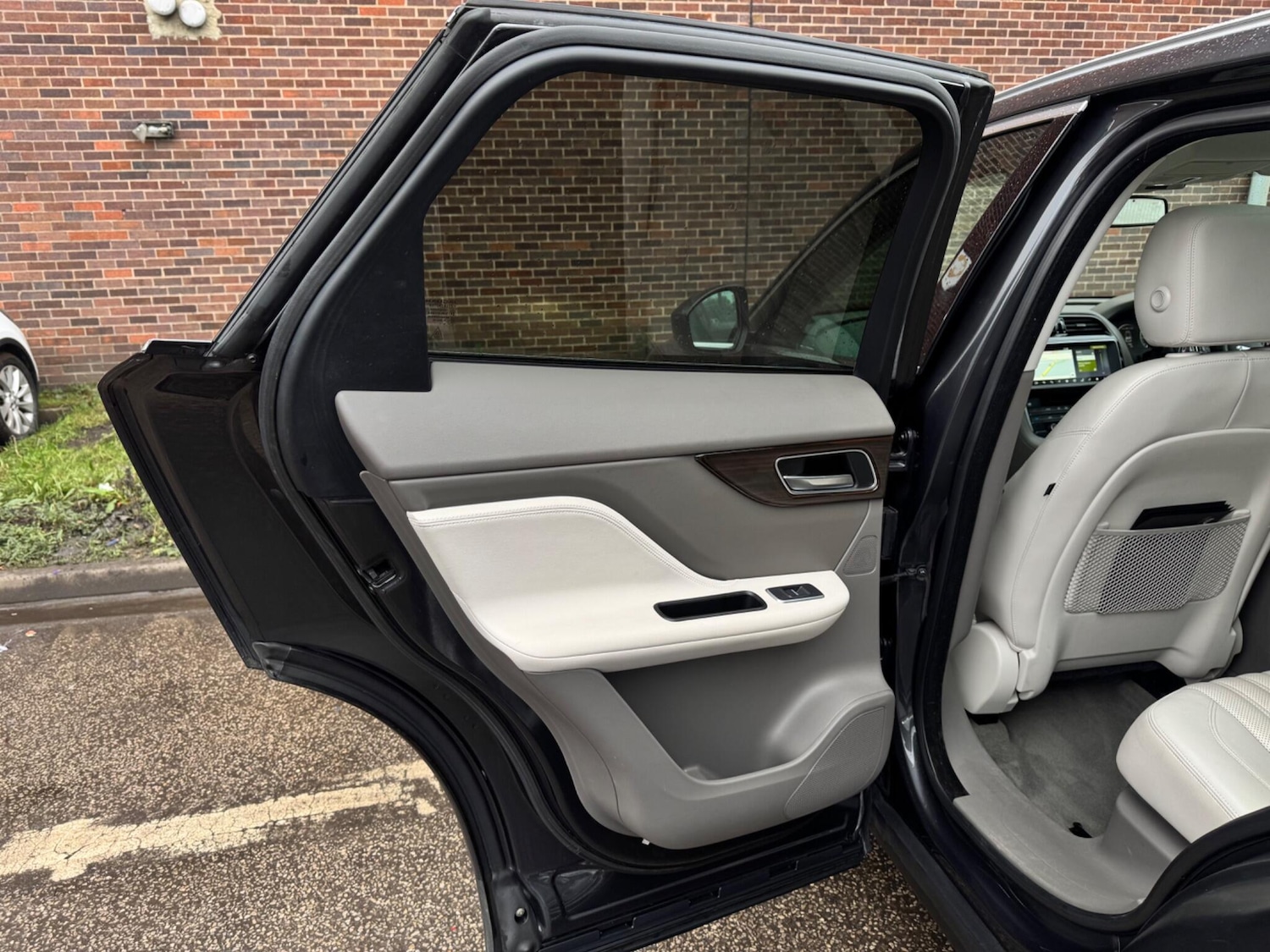 Used Jaguar F-Pace 2017 for sale - 77305285: Photo 38