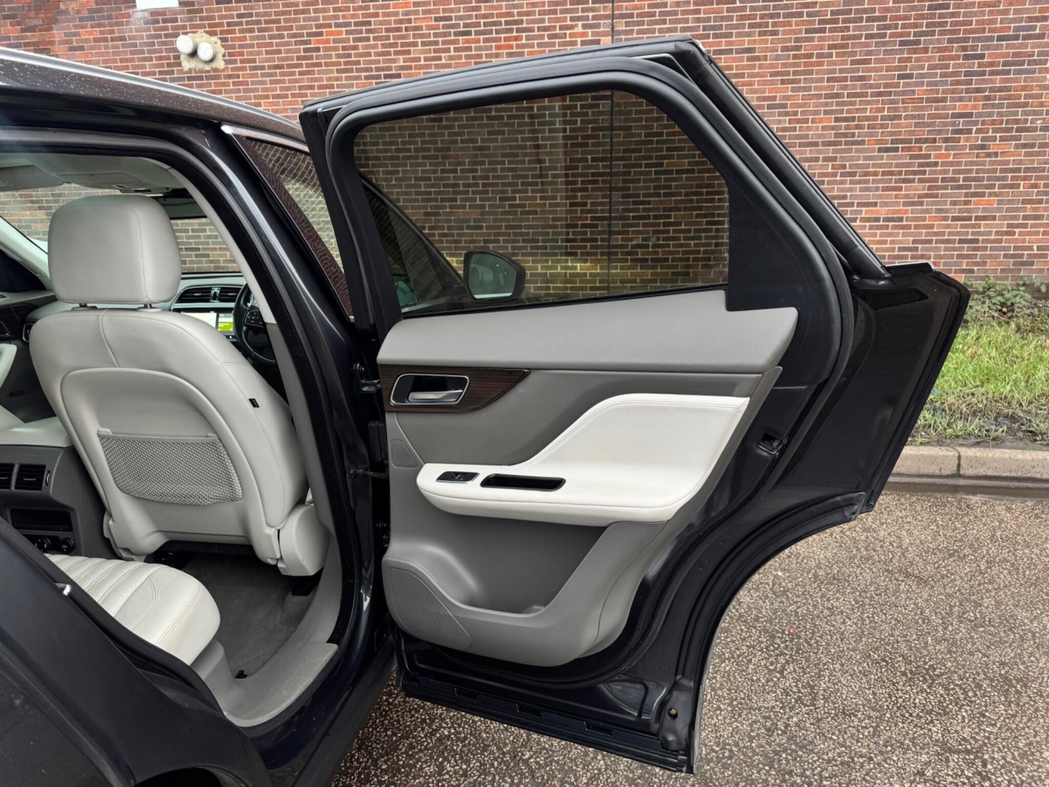 Used Jaguar F-Pace 2017 for sale - 77305285: Photo 40