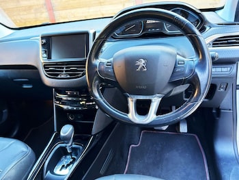 Used Peugeot 2008 2017 for sale - 76558792: Photo