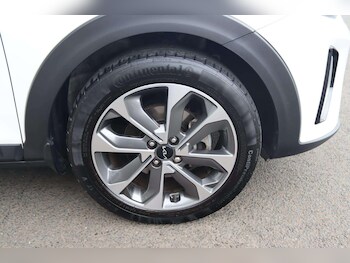 Used Kia Stonic 2023 for sale - 76473654: Photo