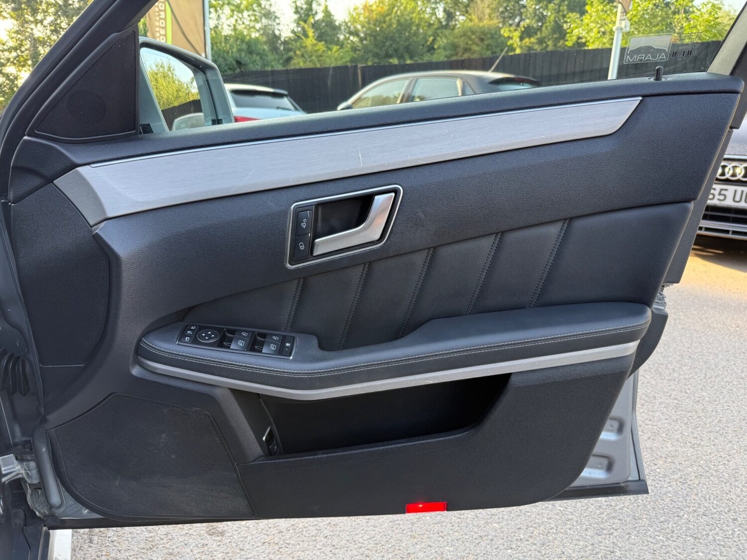 Used Mercedes-Benz E Class 2011 for sale - 76508911: Photo 34