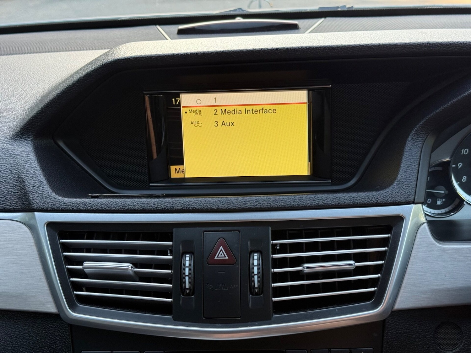 Used Mercedes-Benz E Class 2011 for sale - 76508911: Photo 37