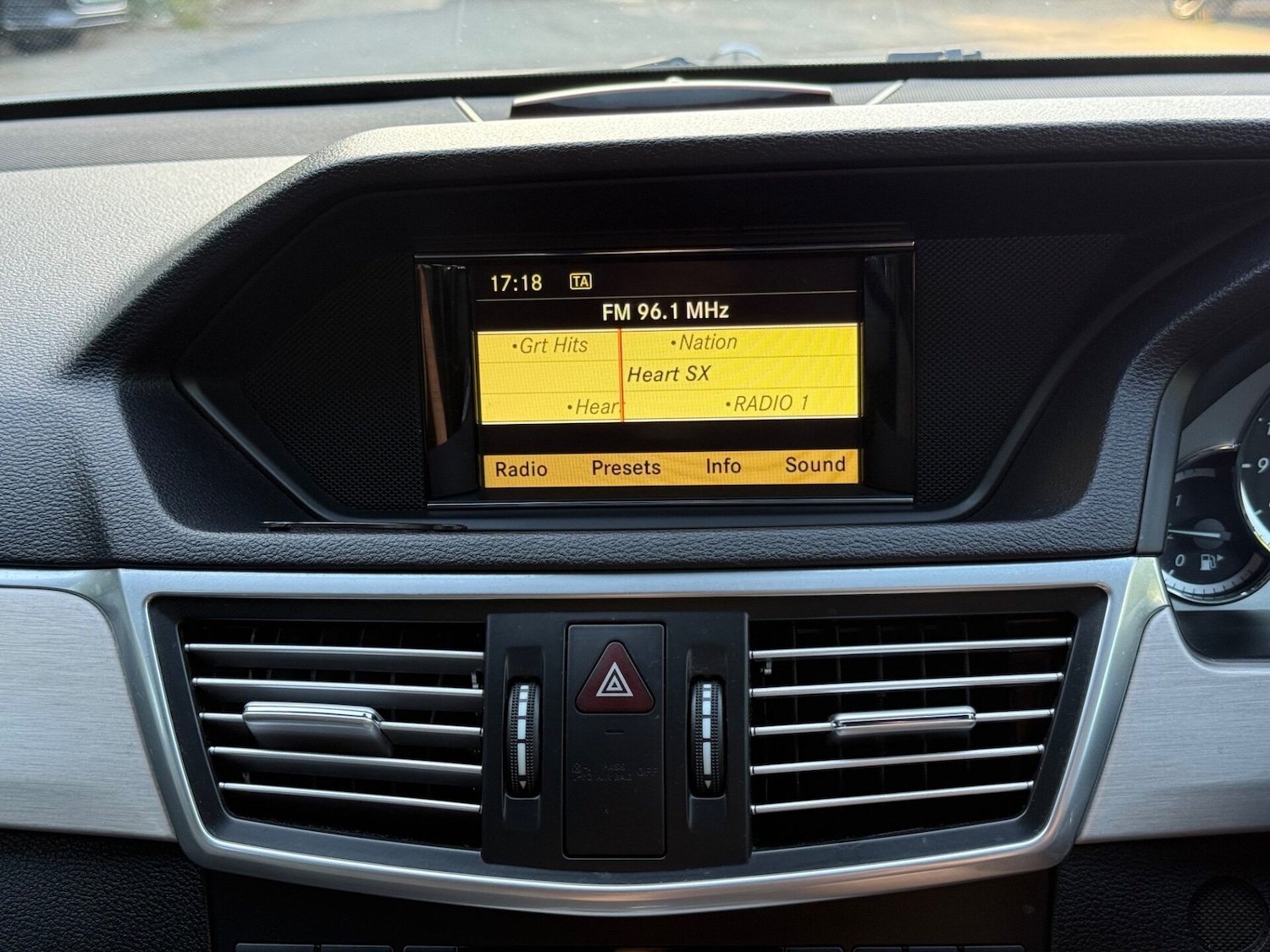 Used Mercedes-Benz E Class 2011 for sale - 76508911: Photo 38