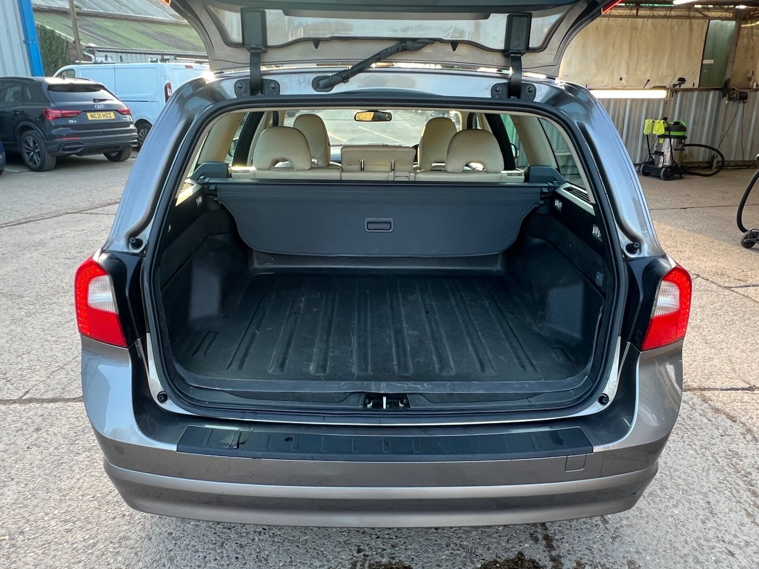 Used Volvo V70 2010 for sale - 77733819: Photo 12