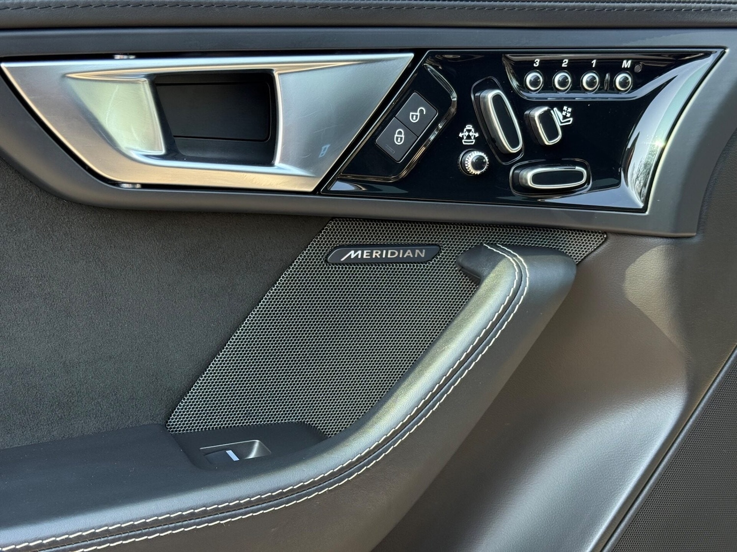 Used Jaguar F-Type 2015 for sale - 77952130: Photo 30