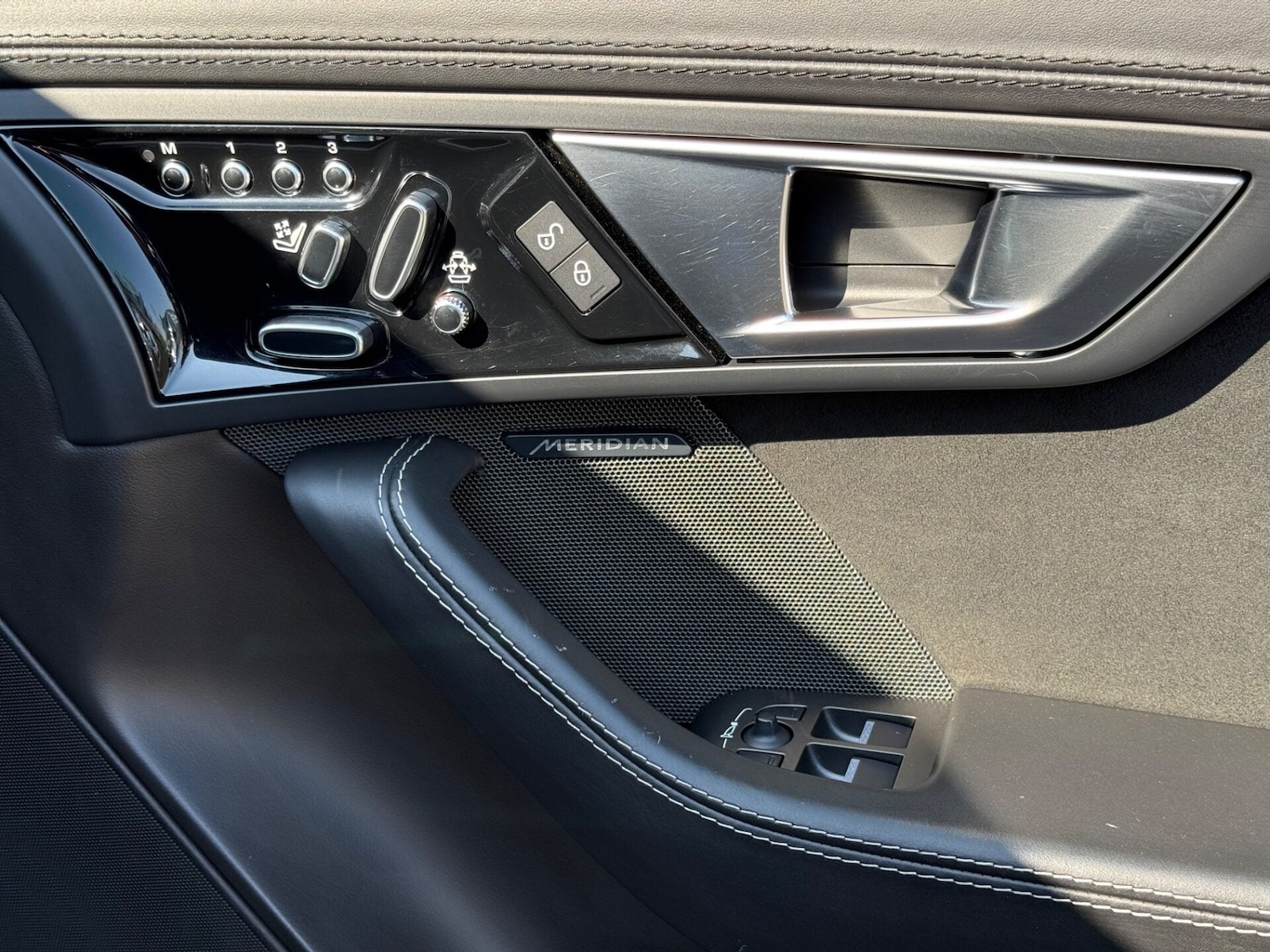 Used Jaguar F-Type 2015 for sale - 77952130: Photo 37