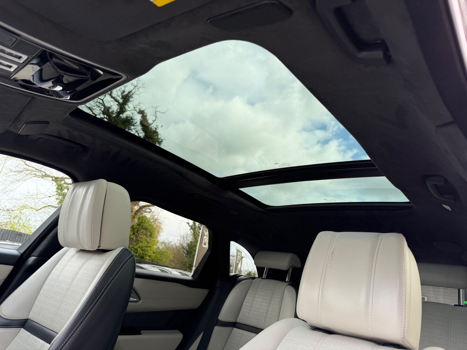 Used Land Rover Range Rover Velar 2017 for sale - 78077974: Photo 3