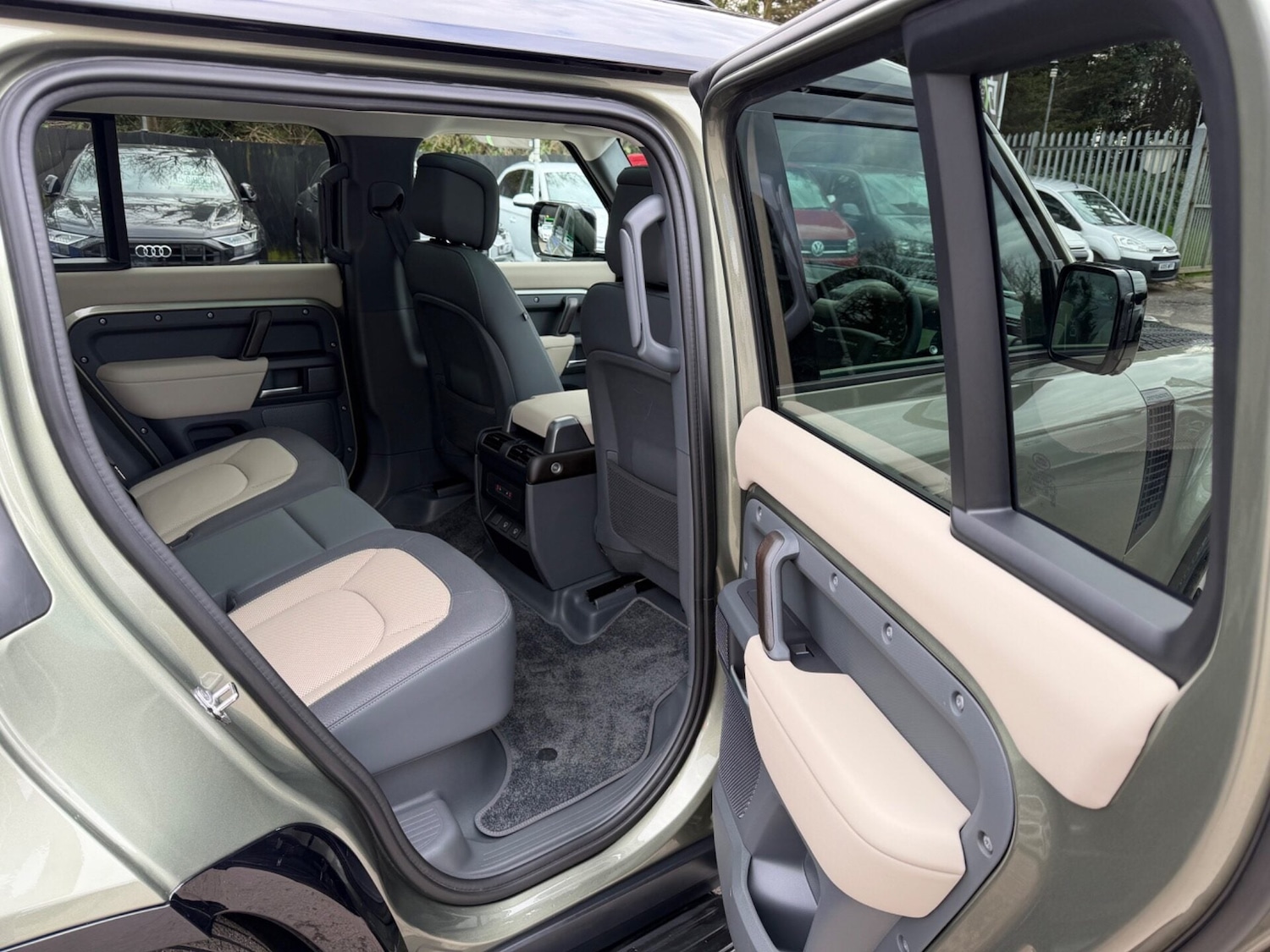 Used Land Rover Defender 2024 for sale - 78077978: Photo 37