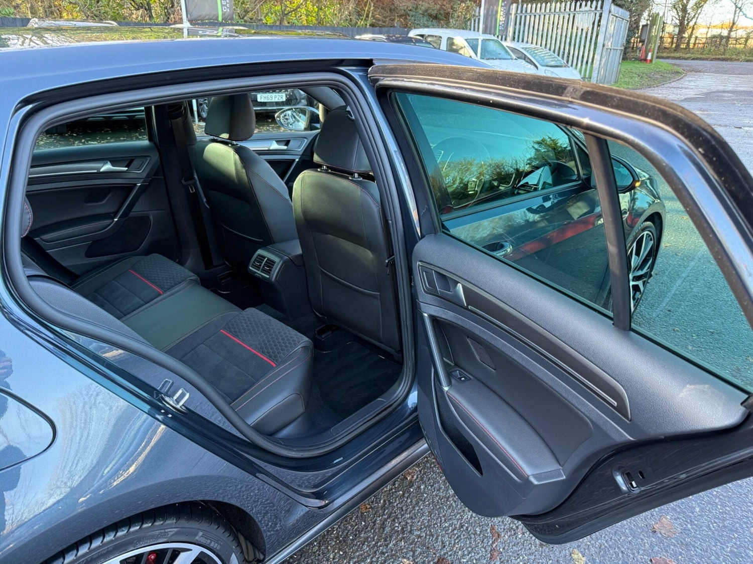 Used Volkswagen Golf 2017 for sale - 77104642: Photo 32