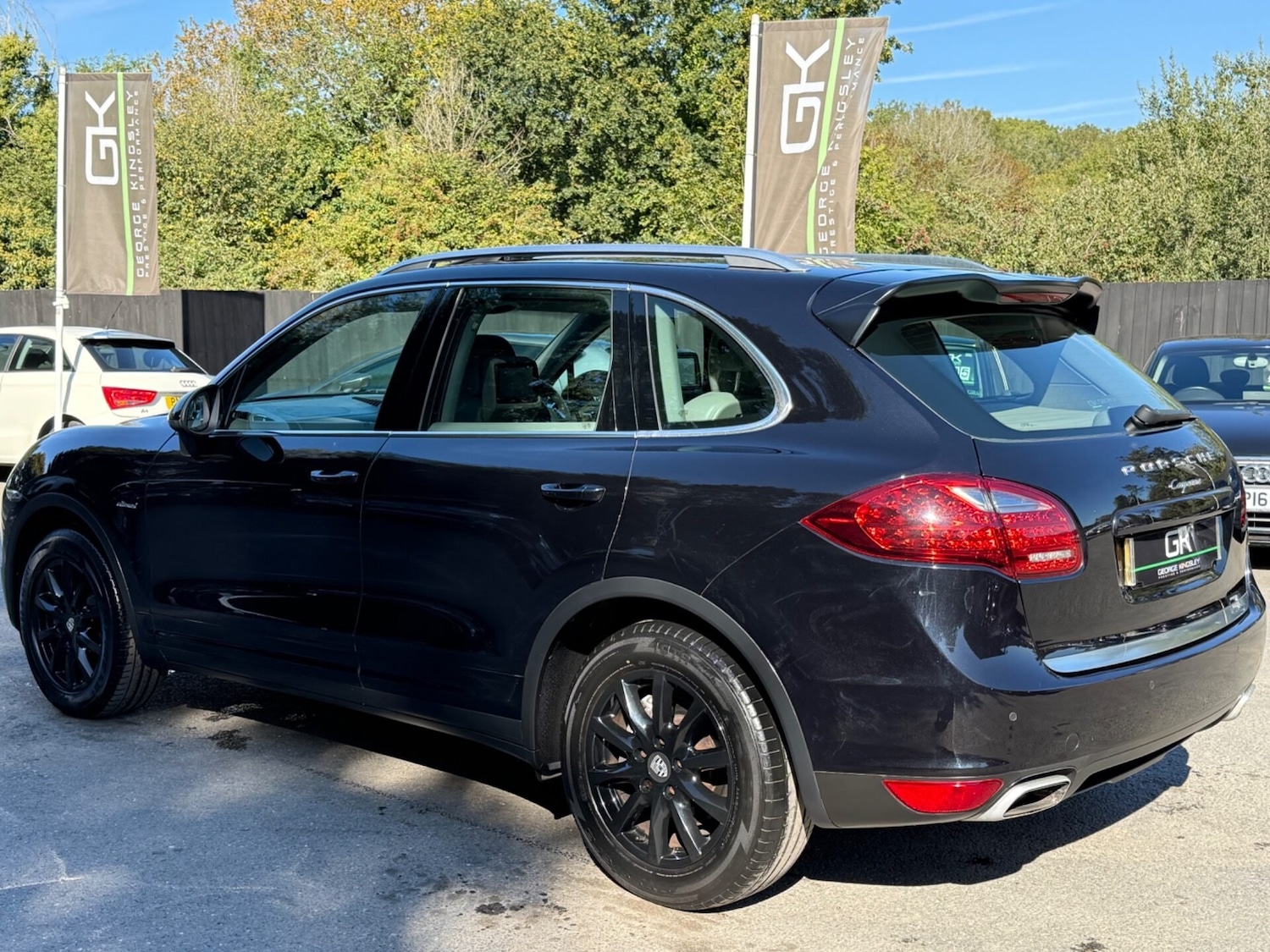 Used Porsche Cayenne 2012 for sale - 76133773: Photo 2