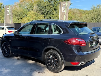 Used Porsche Cayenne 2012 for sale - 76133773: Photo 2