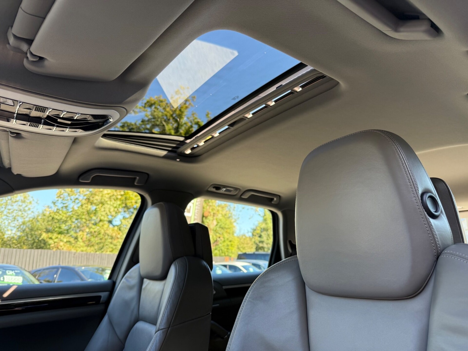 Used Porsche Cayenne 2012 for sale - 76133773: Photo 3