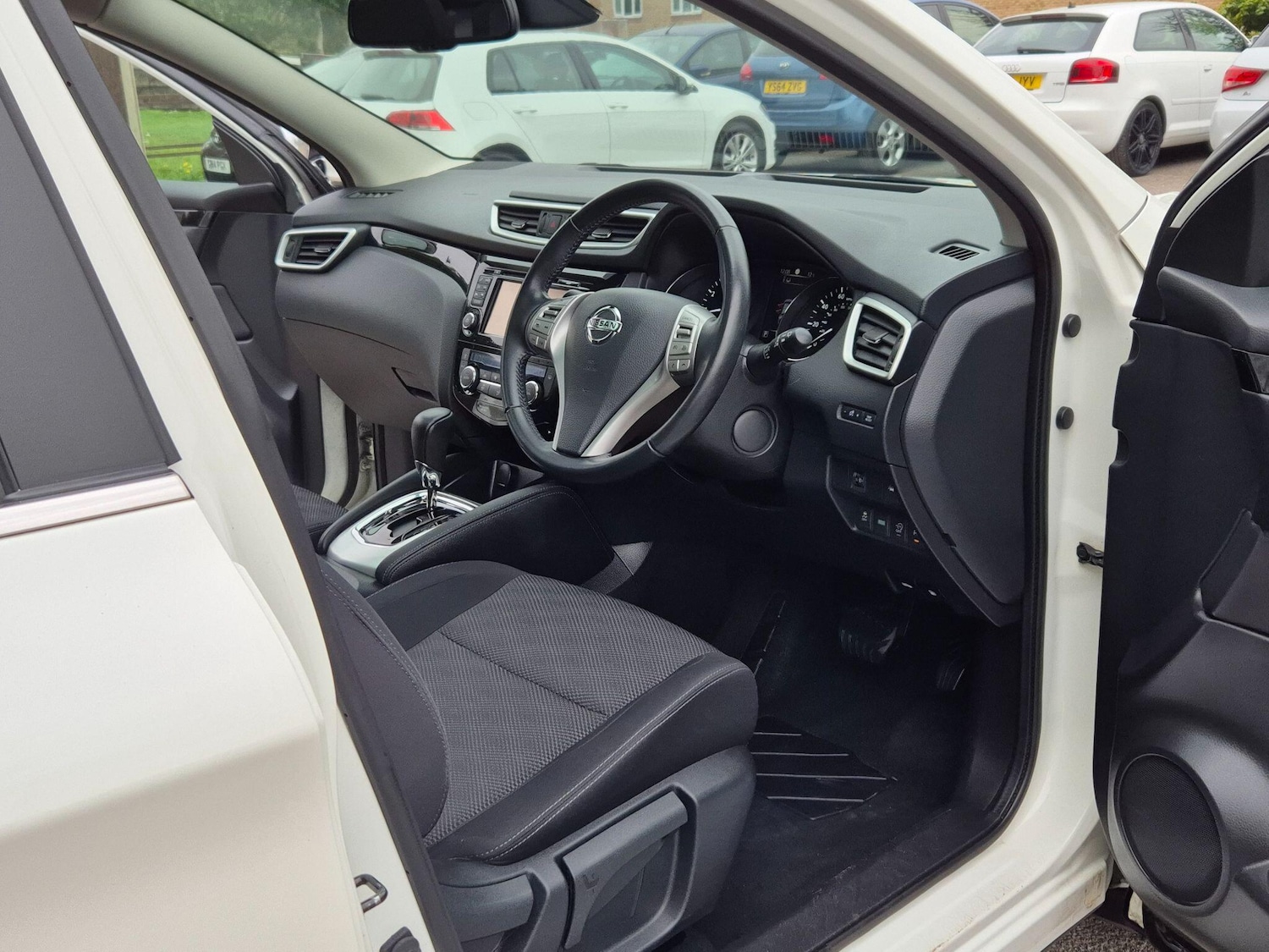 Used Nissan Qashqai 2015 for sale - 76042941: Photo 32