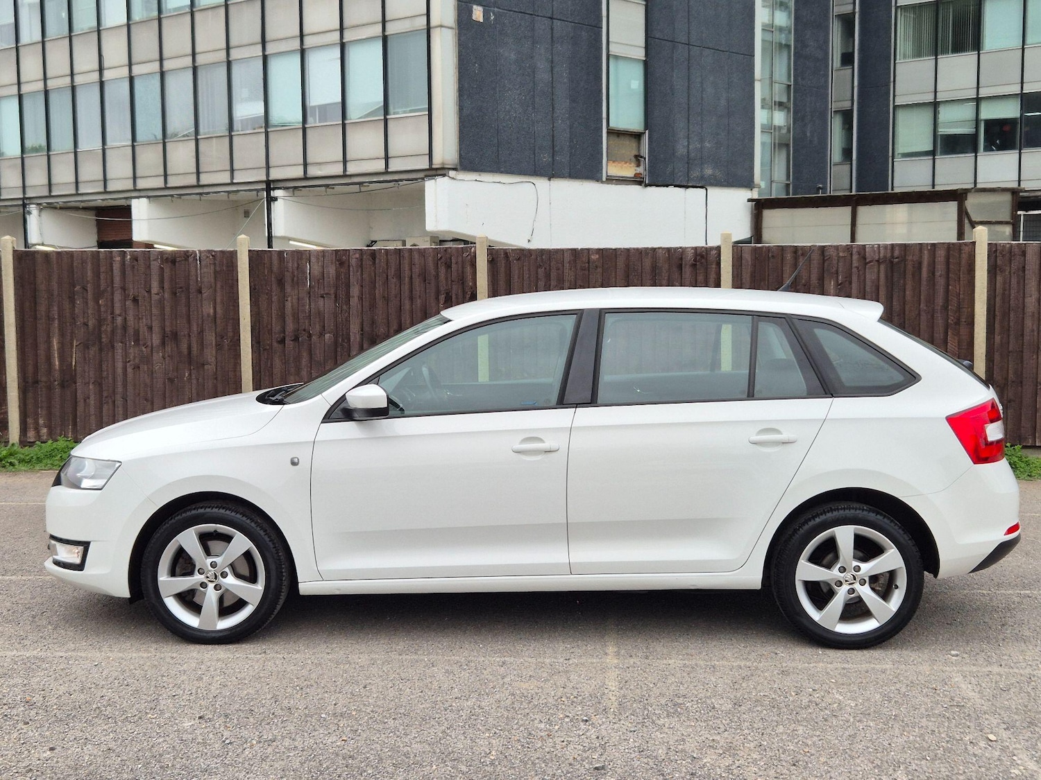 Used Skoda Rapid Spaceback 2015 for sale - 76989640: Photo 4