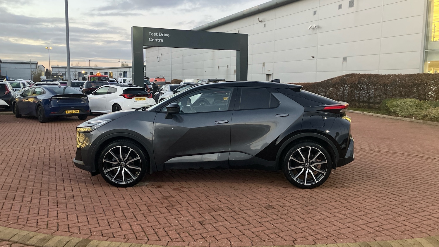 Used Toyota C-HR 2023 for sale - 76859654: Photo 17