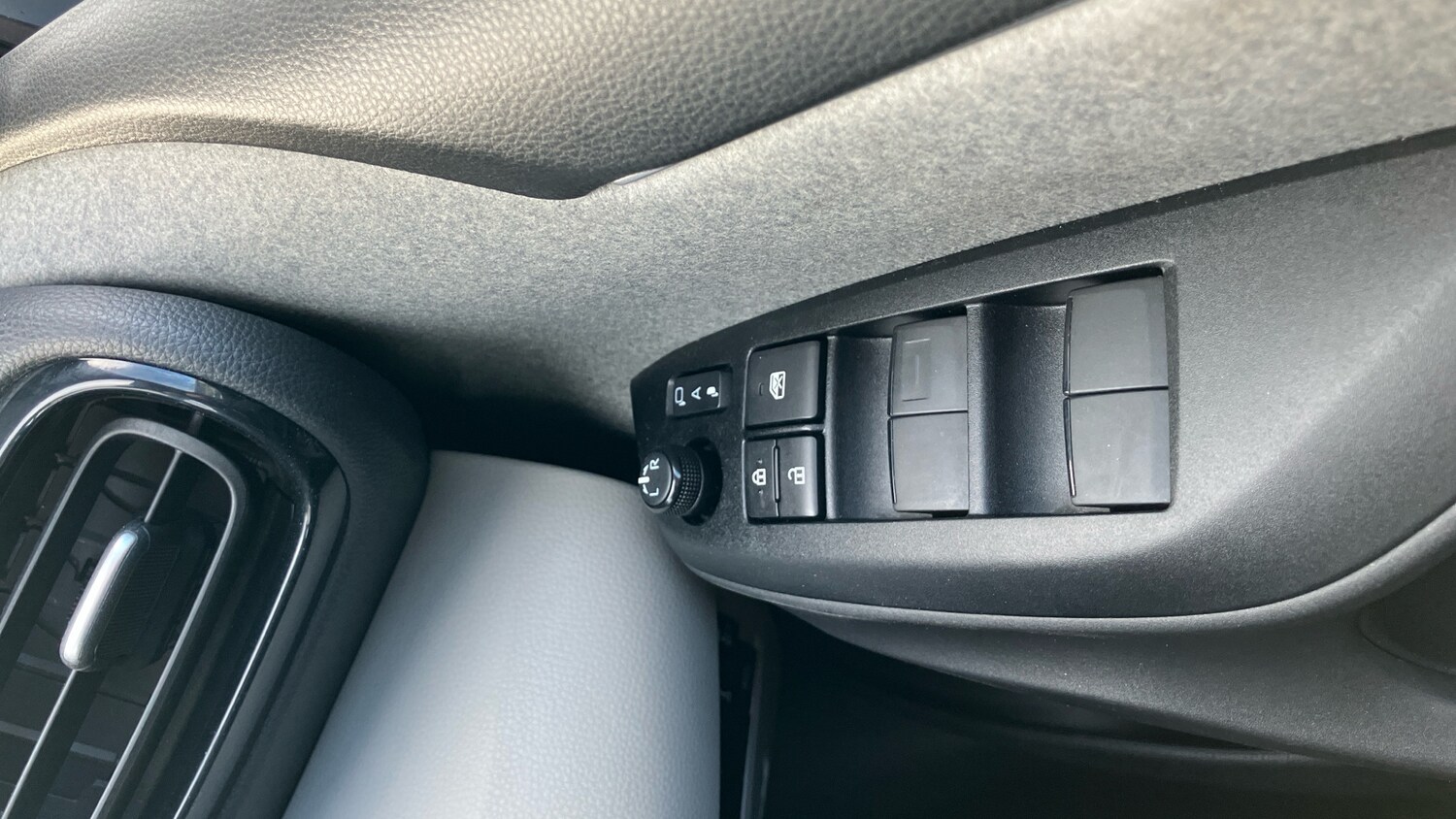 Used Toyota Yaris 2022 for sale - 77901419: Photo 38