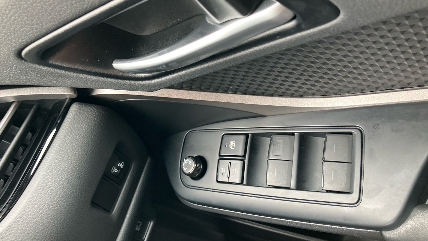 Used Toyota C-HR 2023 for sale - 78107257: Photo 30