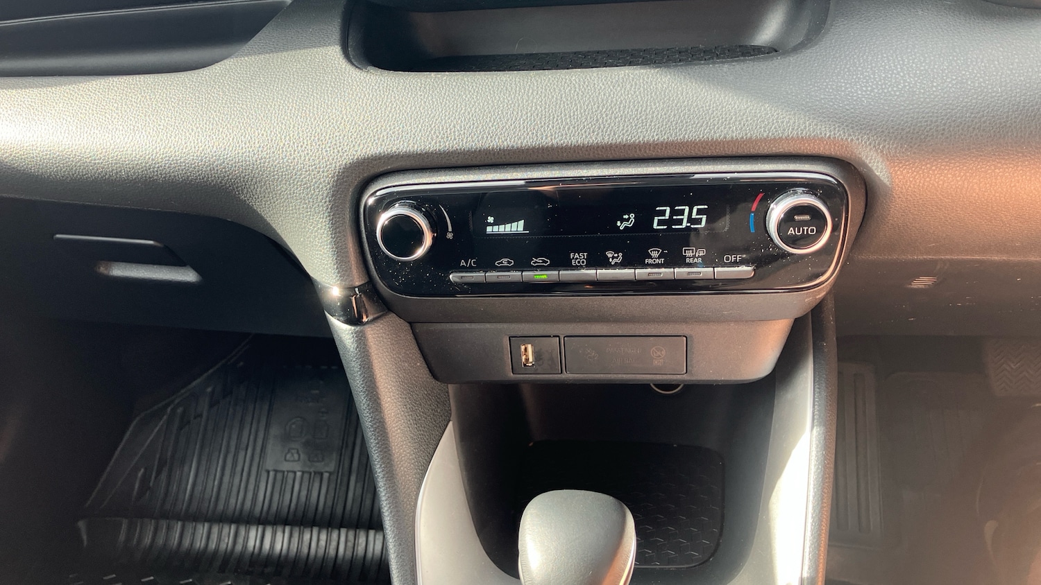 Used Toyota Yaris 2021 for sale - 76402352: Photo 41