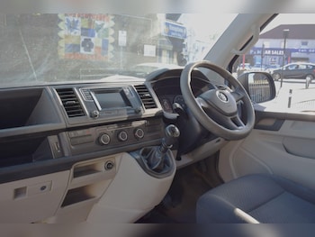 Used Volkswagen Transporter Shuttle 2019 for sale - 76189252: Photo
