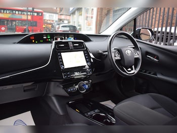 Used Toyota Prius 2020 for sale - 76306774: Photo 2
