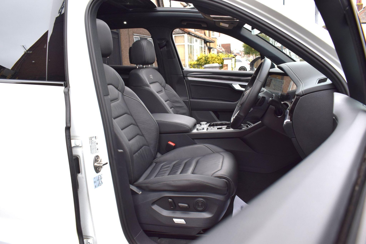 Used Volkswagen Touareg 2023 for sale - 77612197: Photo 30