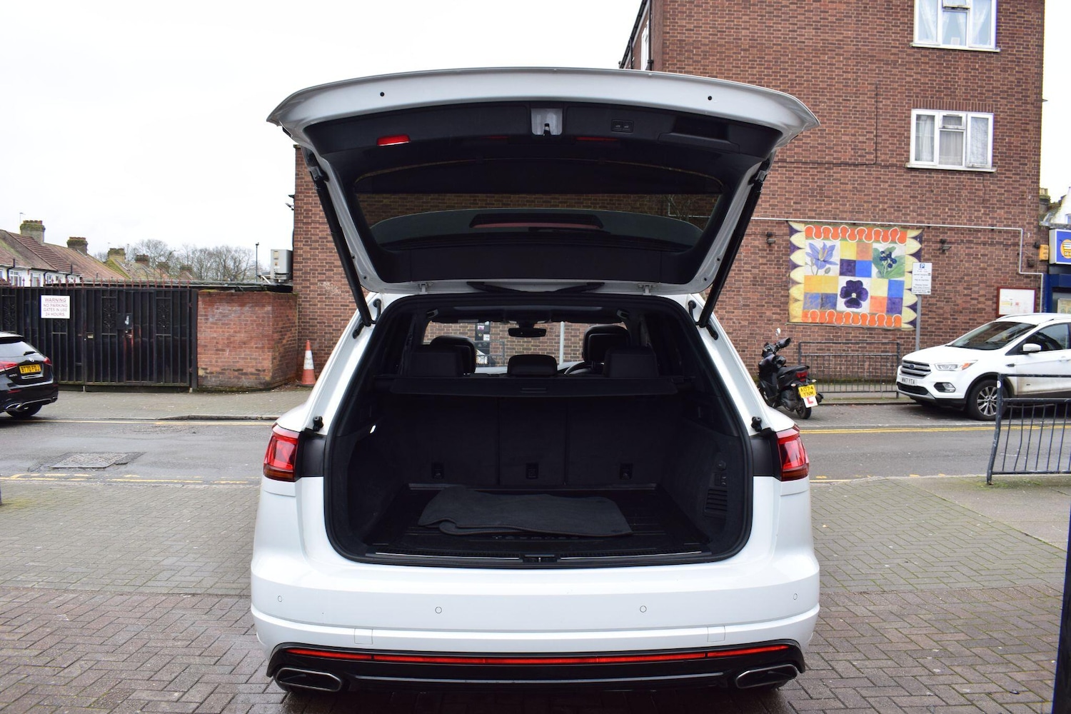 Used Volkswagen Touareg 2023 for sale - 77612197: Photo 38