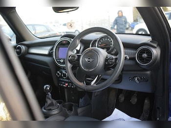 Used MINI Hatch 2019 for sale - 76900379: Photo