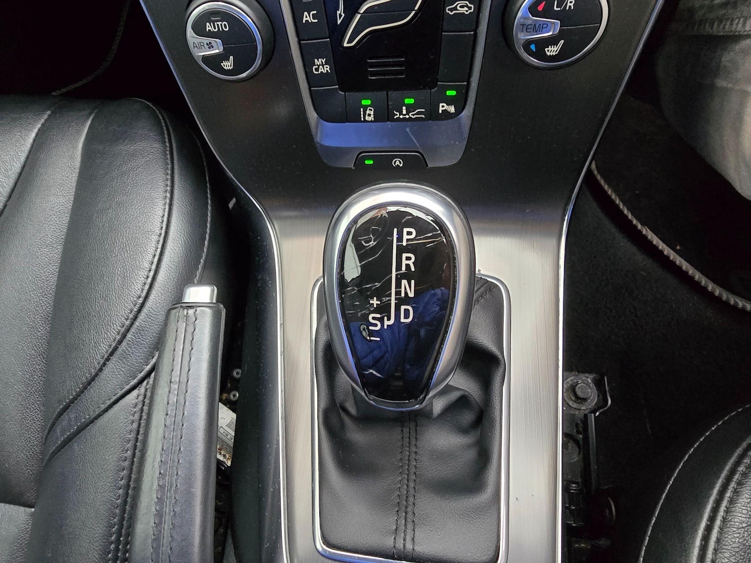 Used Volvo V40 2014 for sale - 76976646: Photo 15