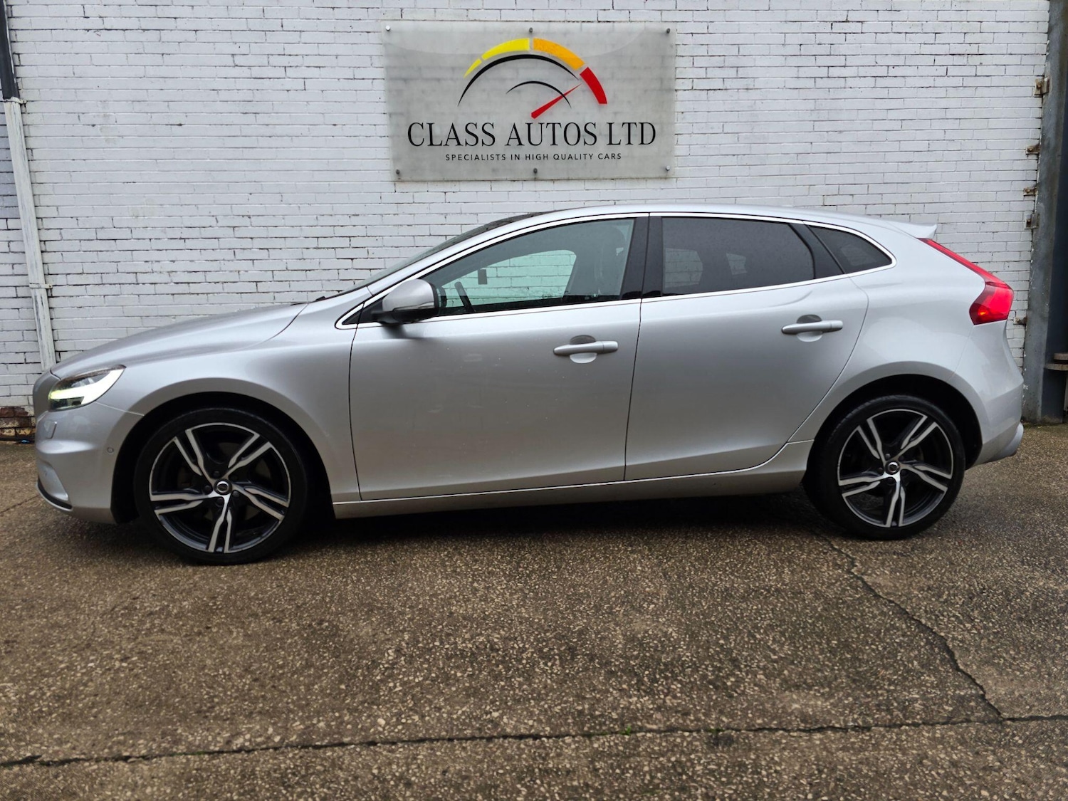 Used Volvo V40 2017 for sale - 76158974: Photo 10