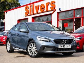 Used Volvo V40 2017 for sale - 79643651: Photo