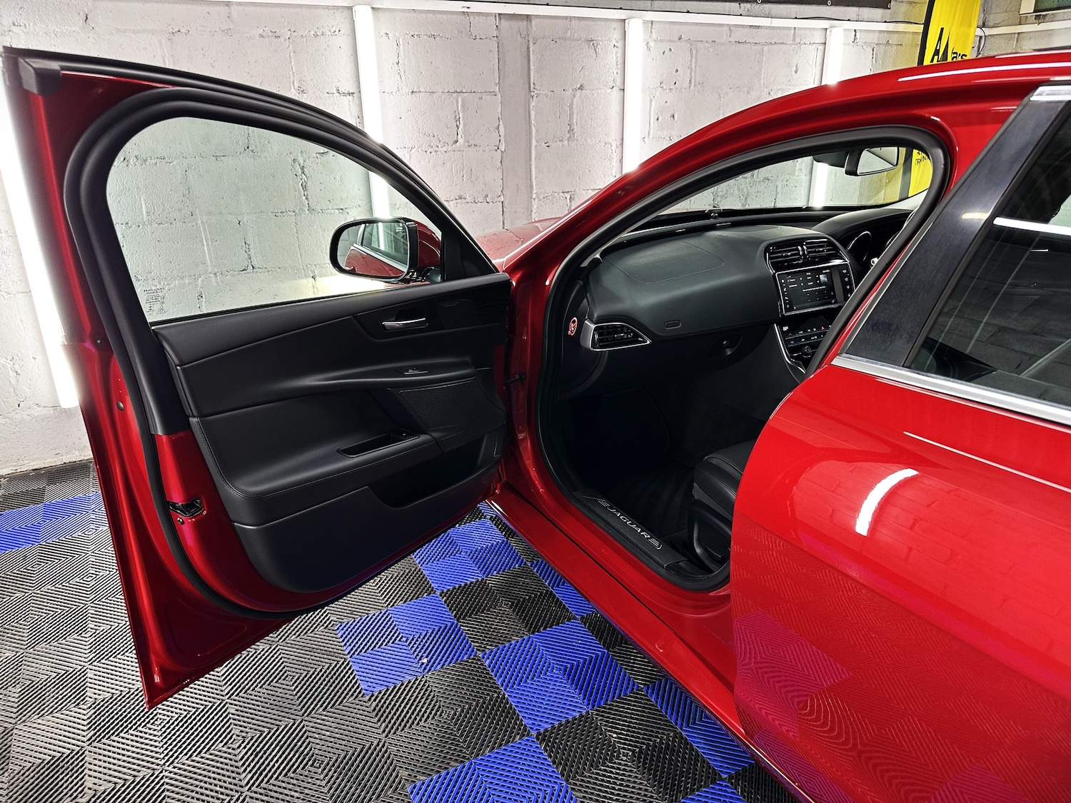 Used Jaguar XE 2015 for sale - 76391913: Photo 16