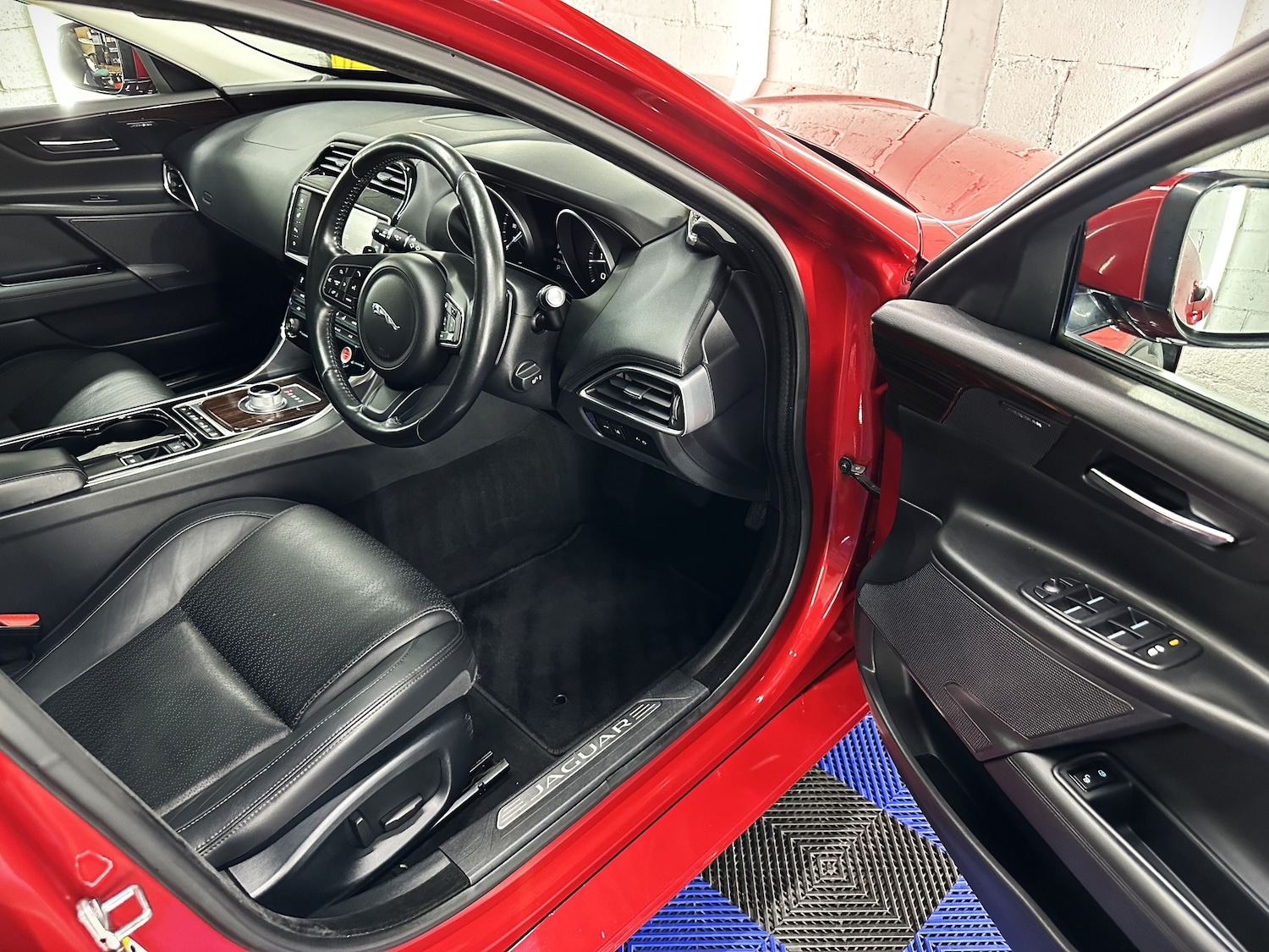 Used Jaguar XE 2015 for sale - 76391913: Photo 28