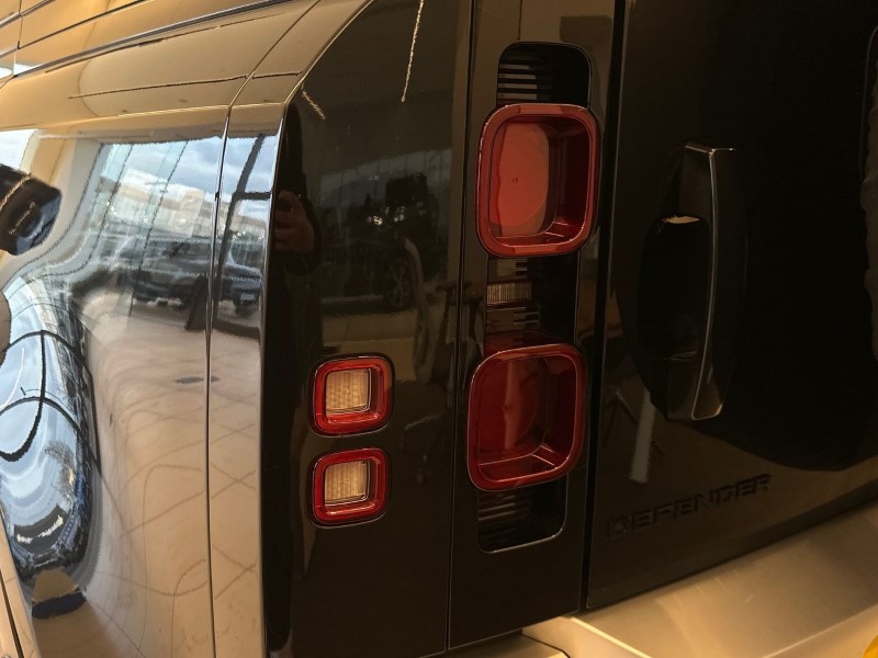 Used Land Rover Defender 2022 for sale - 77207076: Photo 19