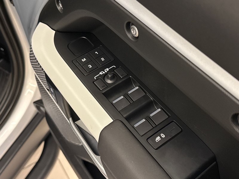 Used Land Rover Defender 2024 for sale - 76982125: Photo 23