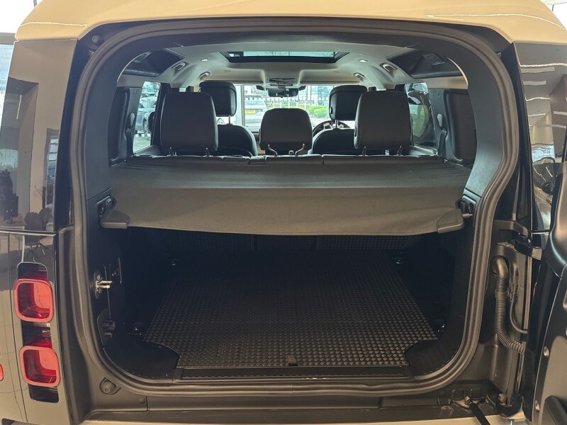 Used Land Rover Defender 2023 for sale - 77915610: Photo 10