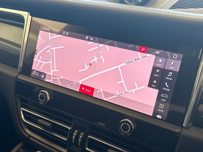 Used Porsche Macan 2024 for sale - 76982112: Photo 11