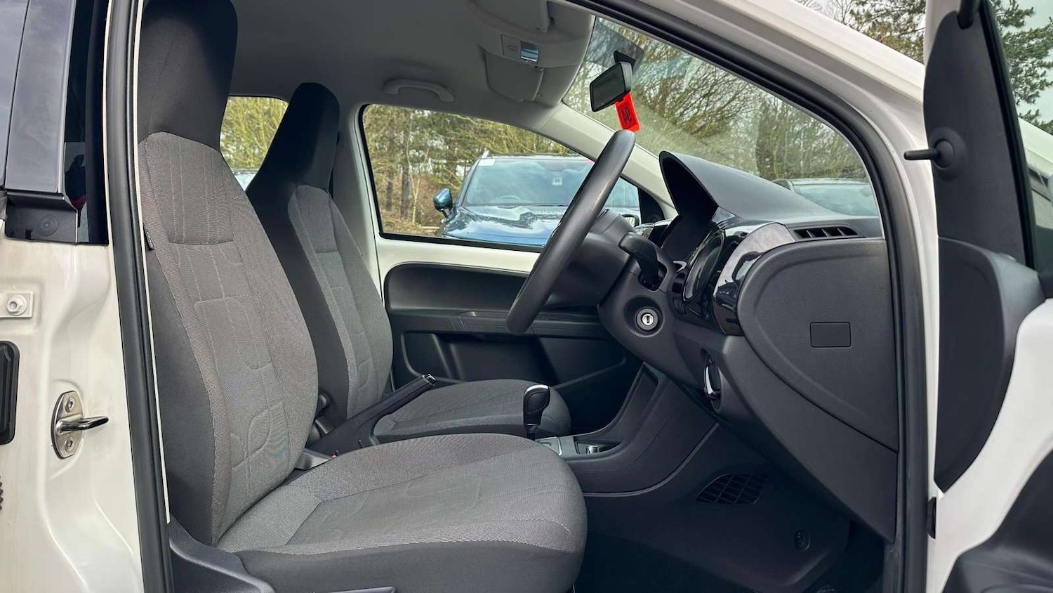 Used Volkswagen up! 2013 for sale - 77858169: Photo 3