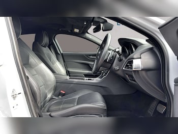 Used Jaguar XE 2019 for sale - 79319508: Photo