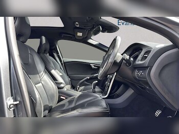 Used Volvo V40 2017 for sale - 79568021: Photo