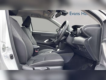 Used Toyota Yaris Cross 2024 for sale - 79415523: Photo