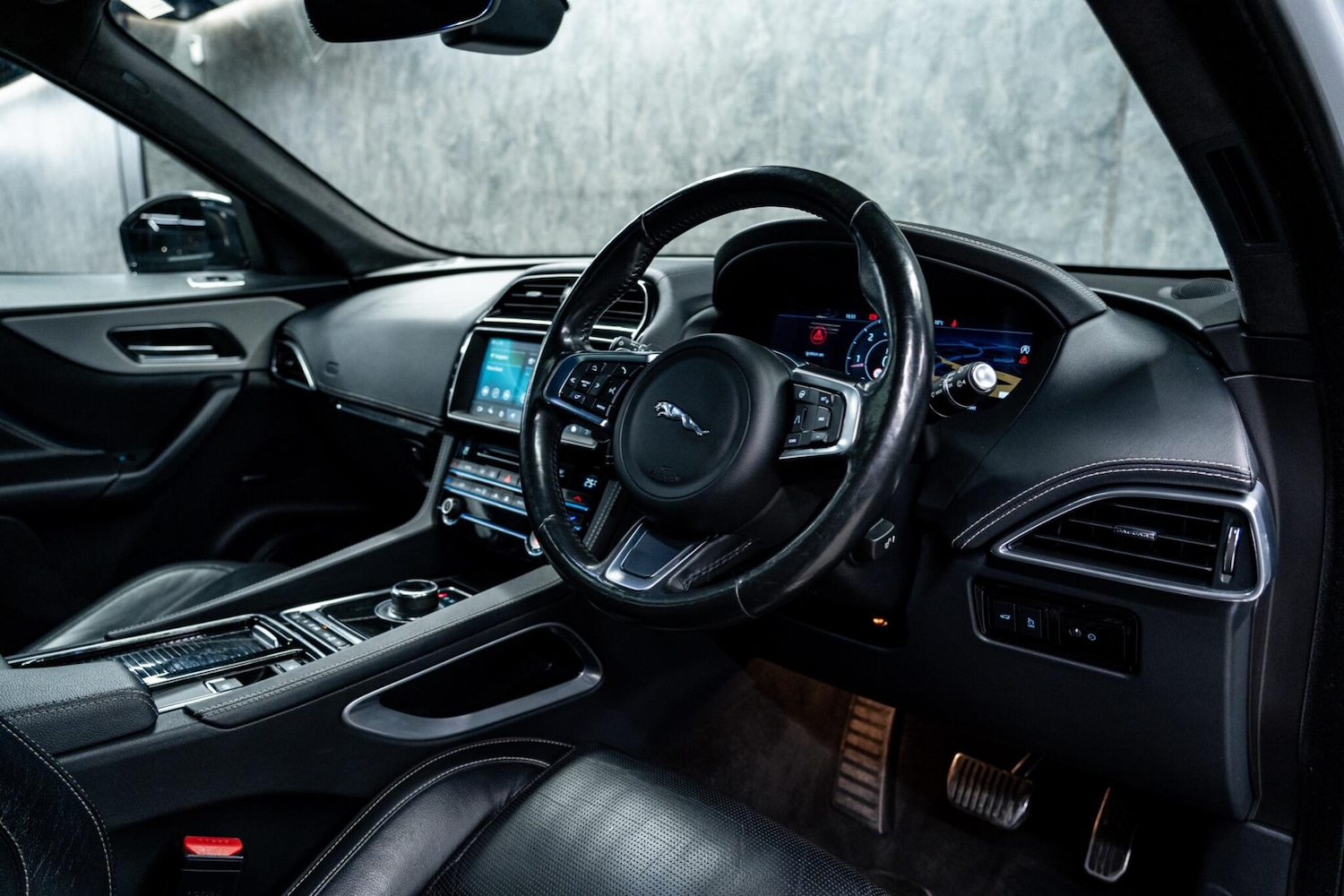 Used Jaguar F-Pace 2019 for sale - 77559472: Photo 2