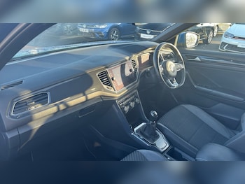 Used Volkswagen T-Roc 2018 for sale - 76861800: Photo