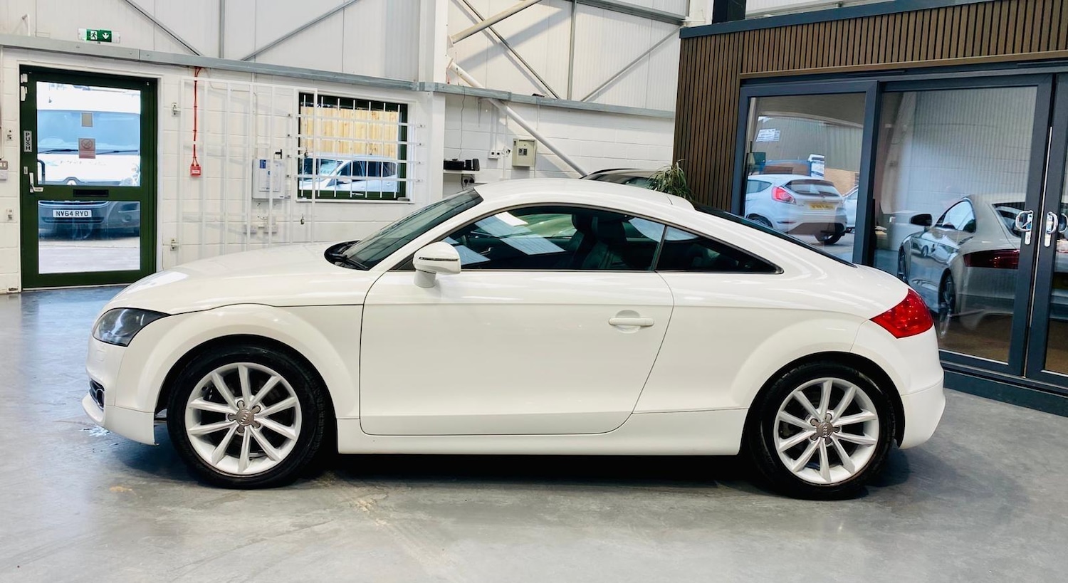 Used Audi TT 2011 for sale - 77908551: Photo 2