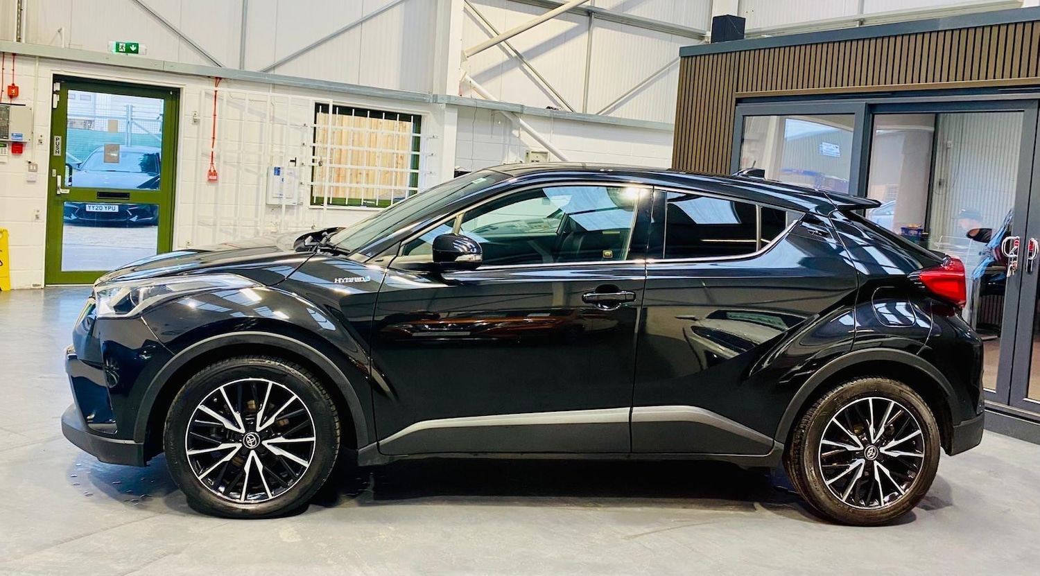 Used Toyota C-HR 2018 for sale - 77345652: Photo 2