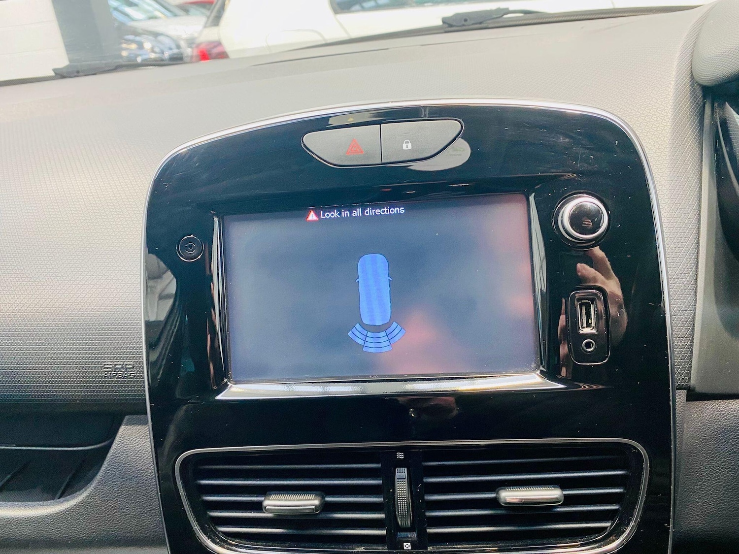 Used Renault Clio 2018 for sale - 77266832: Photo 29