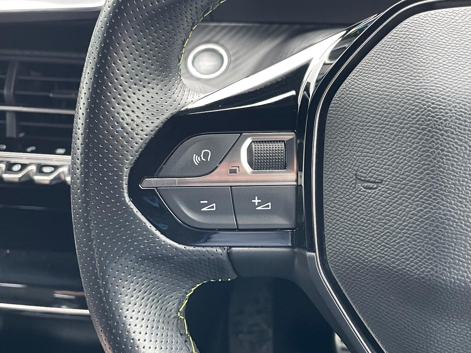 Used Peugeot E-2008 2022 for sale - 77203127: Photo 41