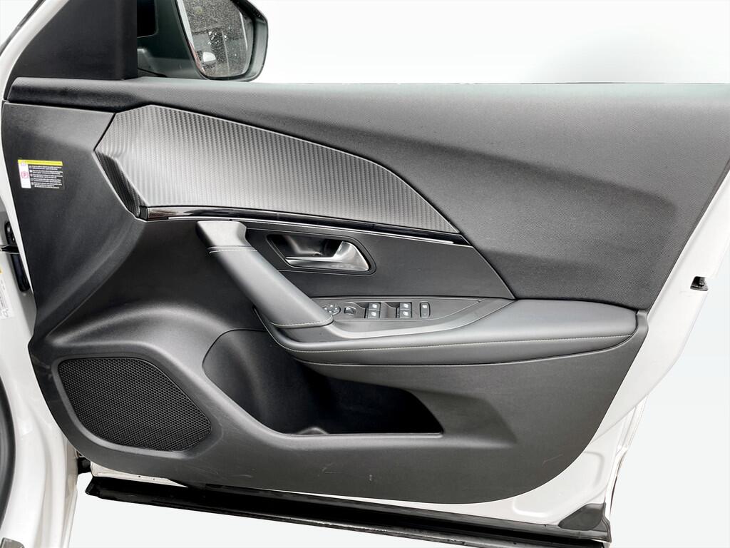 Used Peugeot E-2008 2022 for sale - 77203127: Photo 8